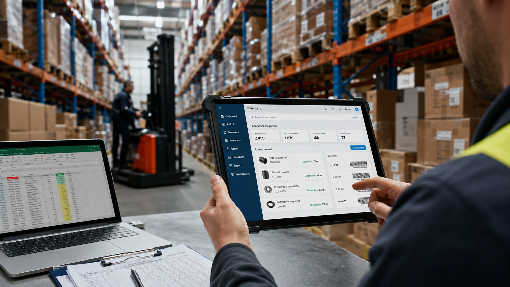 Magazziniere che utilizza un tablet per la tracciabilità delle merci e il controllo delle giacenze